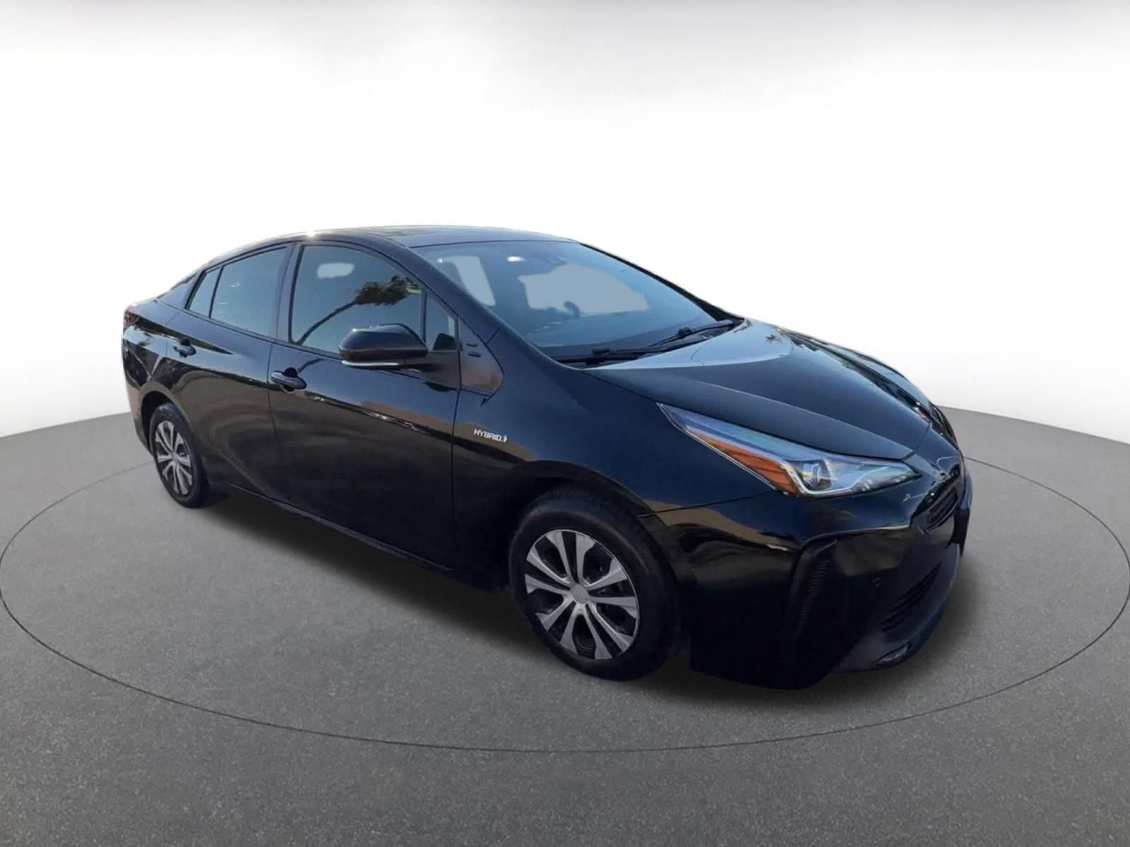 Used 2022 Toyota Prius LE FWD image 2