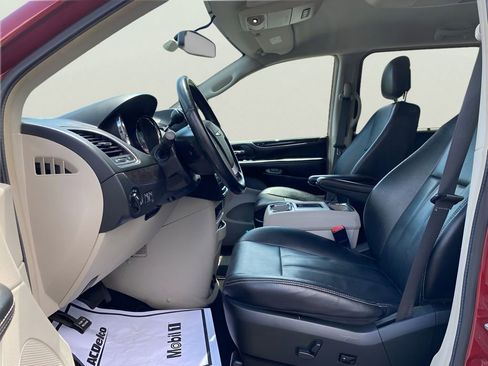 Used 2016 Chrysler Town & Country Touring w/ Driver Convenience Group FWD image 13