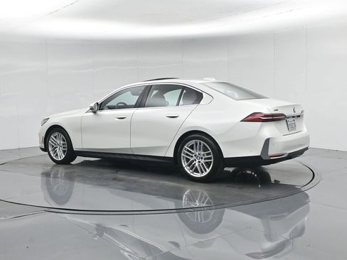 Used 2025 BMW 530i xDrive w/ Premium Package image 7