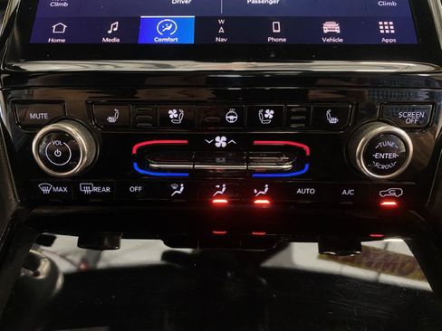 Used 2021 Jeep Grand Cherokee L Overland w/ Luxury Tech Group IV AWD/4WD image 45