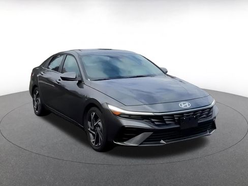Used 2025 Hyundai Elantra SEL image 3