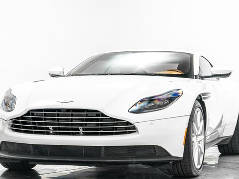 Used 2018 Aston Martin DB11 Coupe RWD image 5
