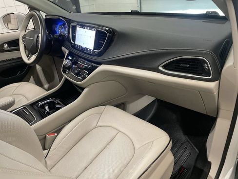 Used 2021 Chrysler Pacifica Limited AWD/4WD image 23