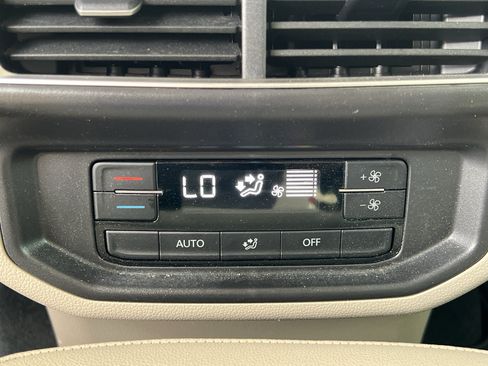 Used 2025 Volkswagen Atlas SE AWD/4WD image 32