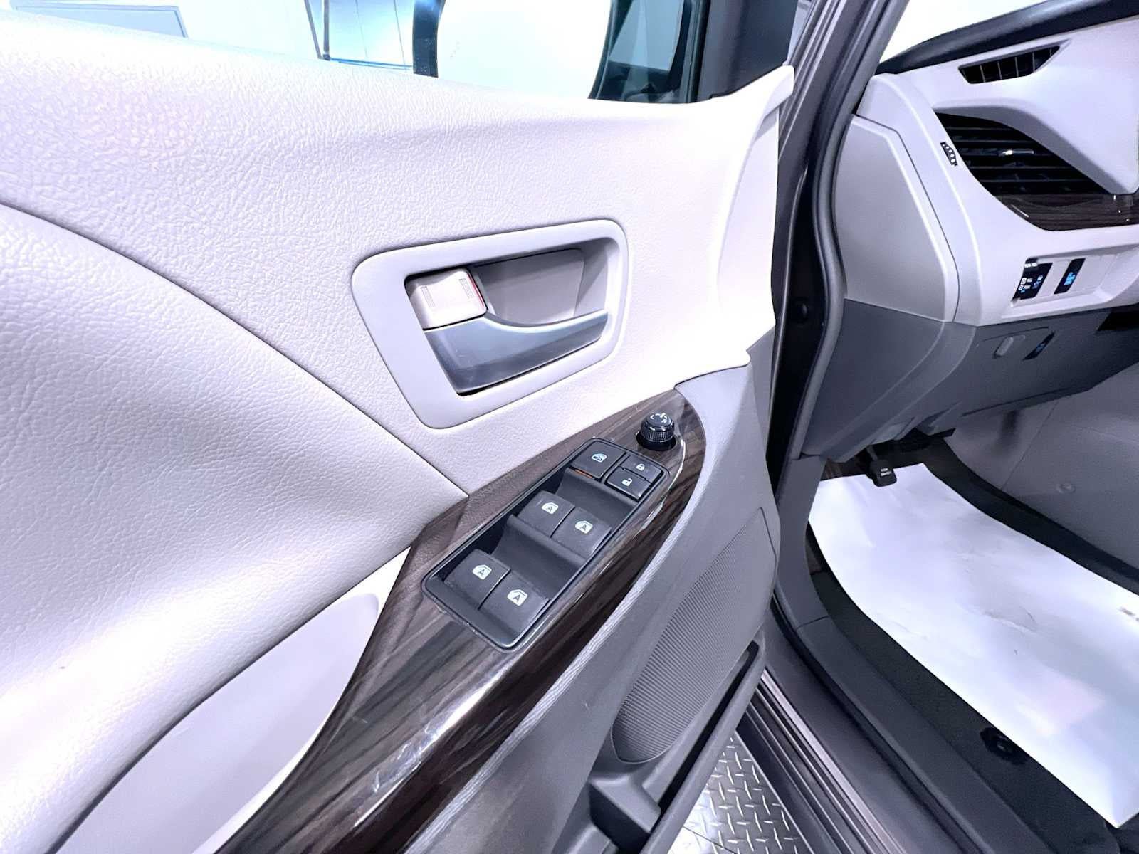 Used 2015 Toyota Sienna XLE FWD image 12