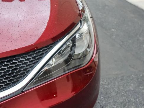 Used 2021 Chrysler Voyager Lxi image 14