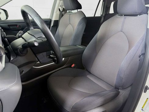 Used 2021 Toyota Highlander LE image 16