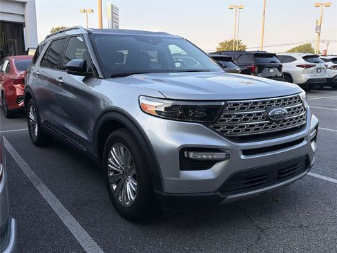 Used 2023 Ford Explorer Limited w/ Limited Technology Package RWD image 3