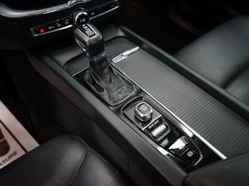 Used 2020 Volvo XC60 T5 Momentum image 40