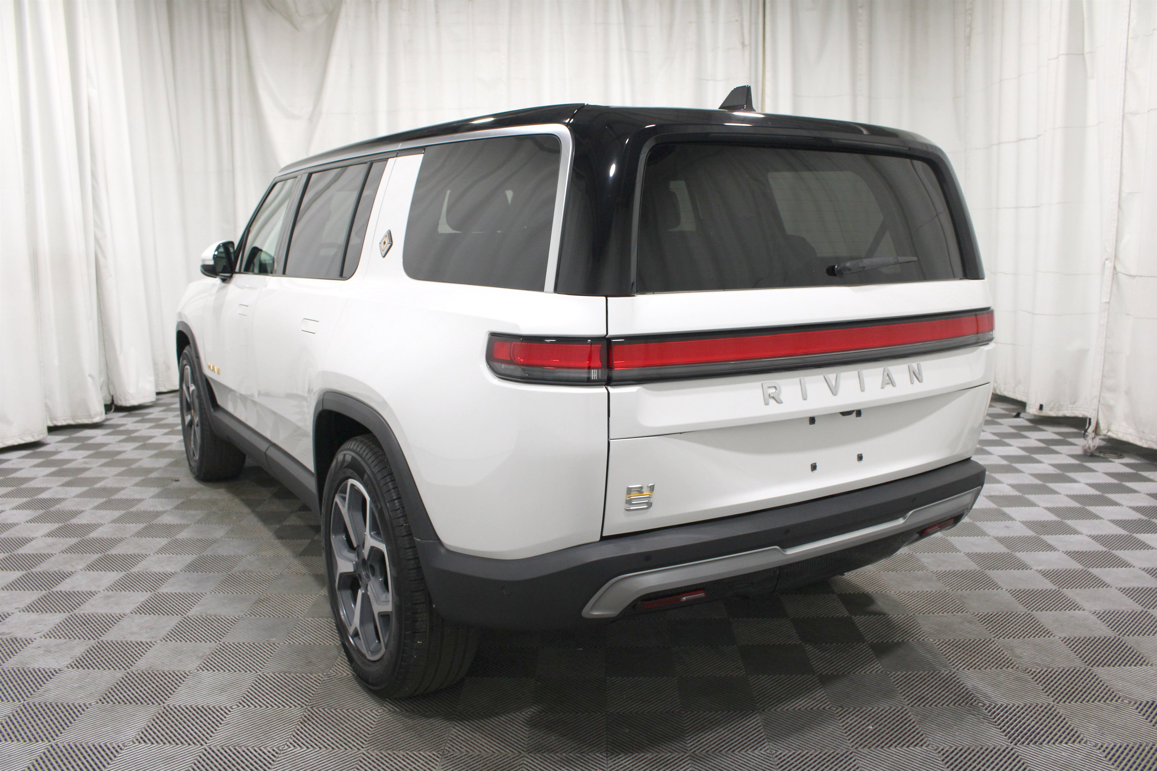 Used 2024 Rivian R1S Adventure Quad AWD/4WD image 31