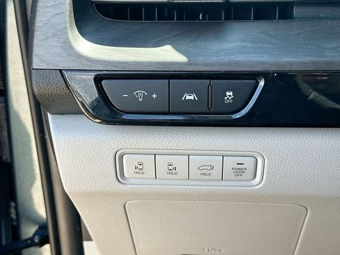 Used 2024 Kia Carnival EX FWD image 20