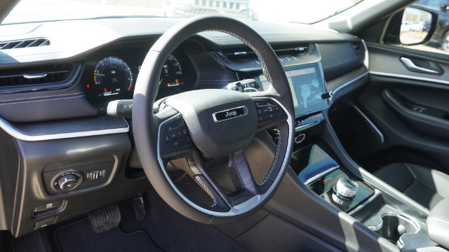 New 2026 Jeep Grand Cherokee Limited w/ Luxury Tech Group II RWD image 18