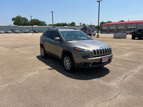 Used 2018 Jeep Cherokee Limited image 7