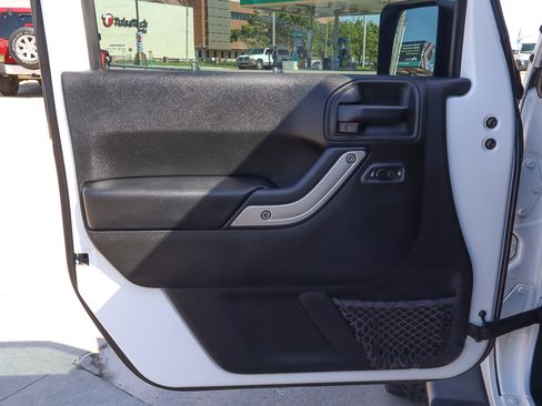 Used 2017 Jeep Wrangler Unlimited Sahara w/ Connectivity Group image 19