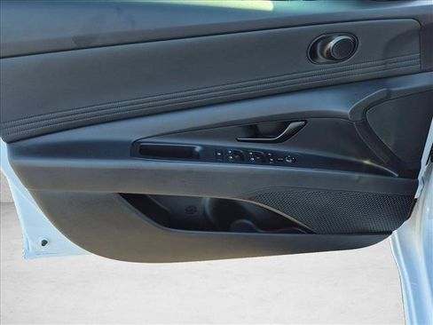 Certified 2025 Hyundai Elantra SEL FWD image 10
