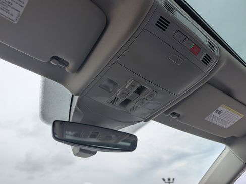 Used 2025 Volkswagen Jetta SE w/ Sunroof Package FWD image 31