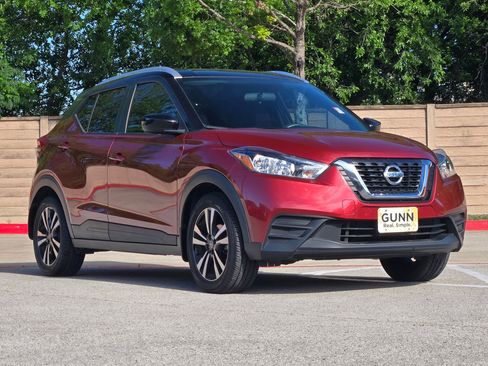 Used 2019 Nissan Kicks SV image 1