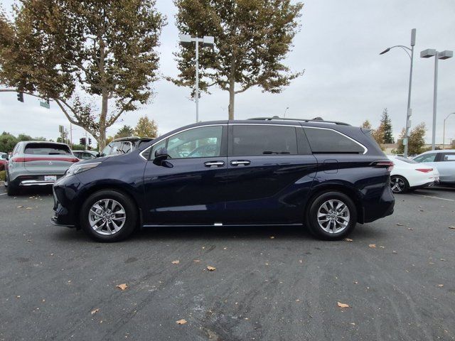 Used 2025 Toyota Sienna XLE AWD/4WD image 8