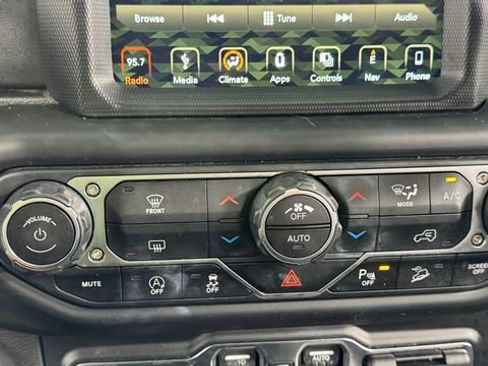 Used 2019 Jeep Wrangler Unlimited Sahara AWD/4WD image 27