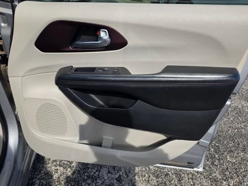 Used 2019 Chrysler Pacifica Limited FWD image 16
