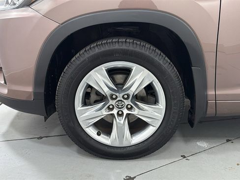 Used 2017 Toyota Highlander Limited image 25