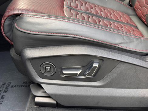 Used 2025 Audi RS Q8 performance image 31