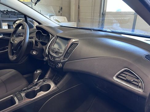 Used 2018 Chevrolet Cruze LT image 28