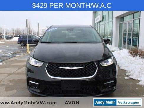 Used 2023 Chrysler Pacifica Touring-L image 2