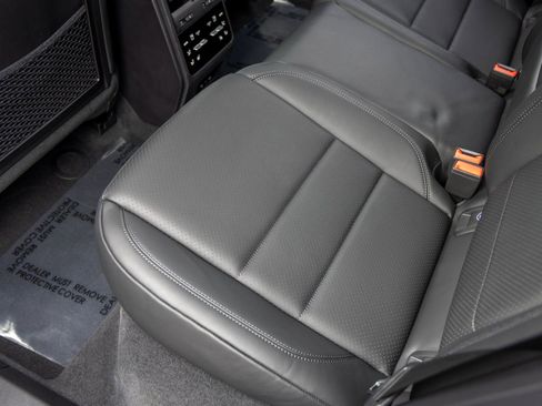 Certified 2025 Porsche Macan Electric image 39