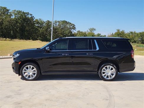 Used 2024 Chevrolet Suburban High Country w/ Advanced Technology Package image 5