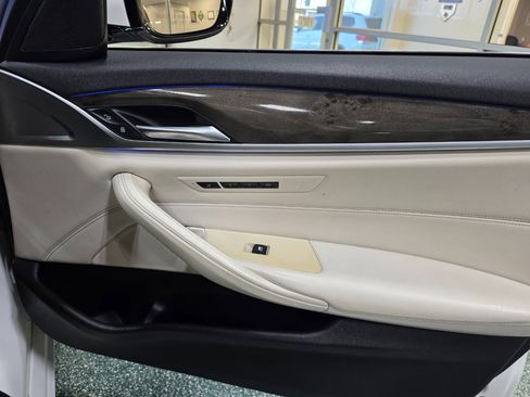 Used 2018 BMW 530e xDrive image 28