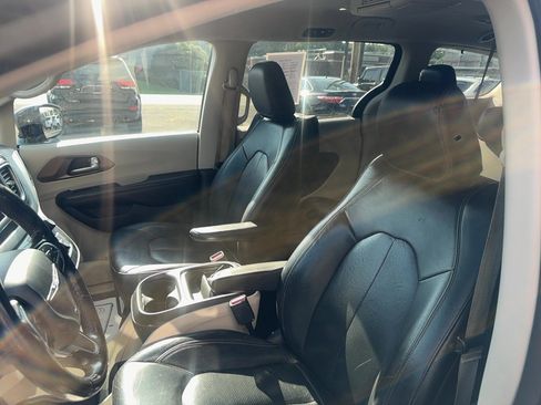 Used 2019 Chrysler Pacifica Touring-L FWD image 15