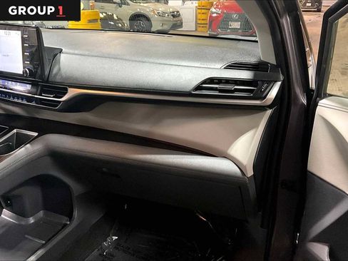 Certified 2021 Toyota Sienna XLE image 19