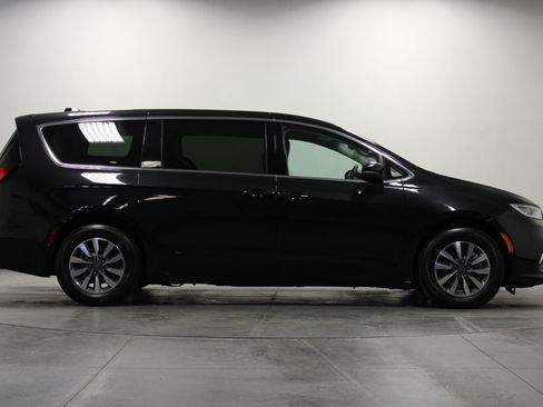 Used 2023 Chrysler Pacifica Touring-L FWD image 3