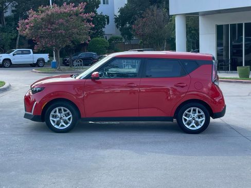 Used 2024 Kia Soul LX w/ Option Group 015 FWD image 3