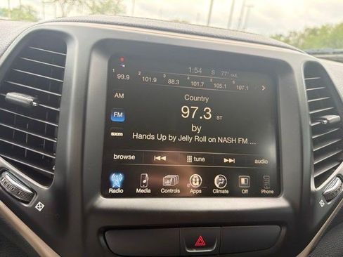 Used 2017 Jeep Cherokee Latitude w/ Cold Weather Group AWD/4WD image 27