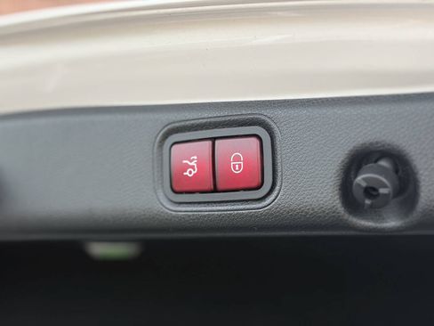 Used 2017 Mercedes-Benz E 300 4MATIC image 23