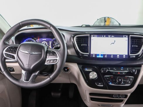 Used 2024 Chrysler Pacifica Touring-L FWD image 17