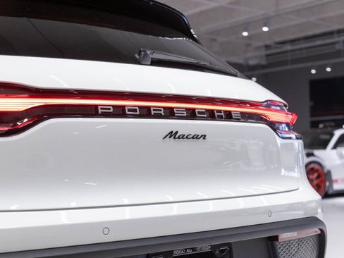 Certified 2026 Porsche Macan image 32