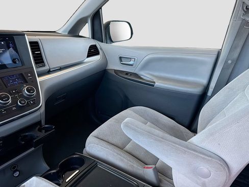 Used 2015 Toyota Sienna LE AWD/4WD image 18