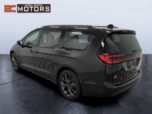 Used 2023 Chrysler Pacifica Touring-L w/ S Appearance Package FWD image 4