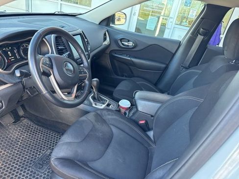 Used 2016 Jeep Cherokee Latitude w/ Cold Weather Group image 7