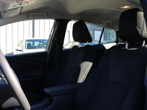 Used 2022 Toyota Prius LE image 10