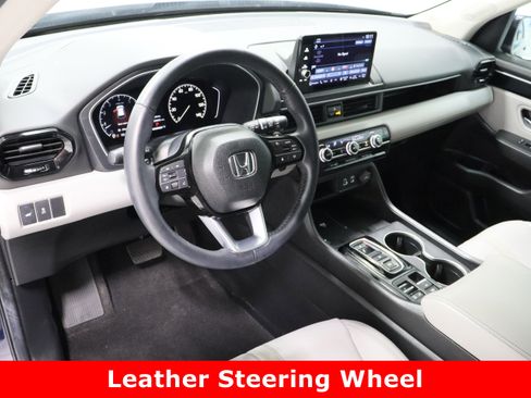 Used 2025 Honda Pilot Touring image 13