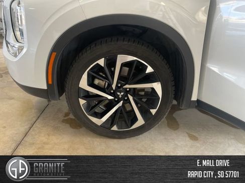 Used 2024 Mitsubishi Outlander FWD image 14