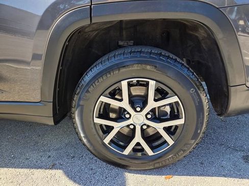 Used 2024 Jeep Grand Cherokee L Limited w/ Luxury Tech Group II image 19