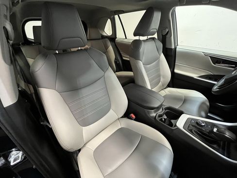 Used 2021 Toyota RAV4 XLE Premium image 12