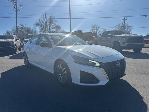Used 2025 Nissan Altima 2.5 SV FWD image 7