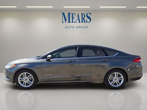 Used 2018 Ford Fusion SE image 2