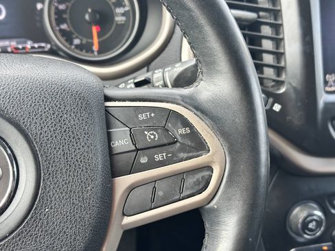 Used 2017 Jeep Cherokee Limited image 24